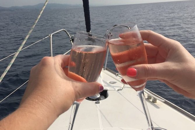 Big sailboat until 12 passengers + crew from Barcelona with Cava - Who this sailing trip suits best