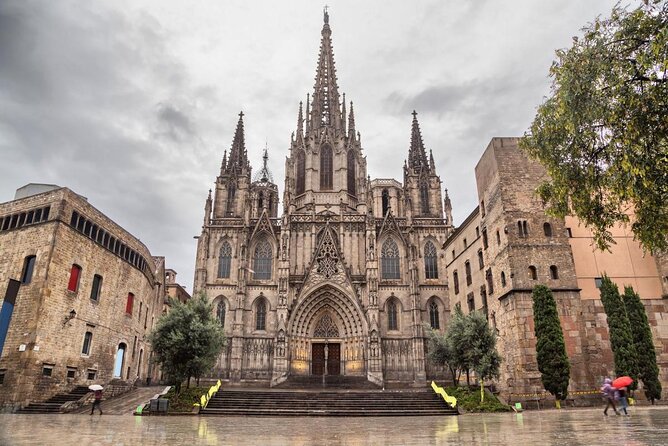 Bike Tour in Barcelona: History, Architecture and Culture - Sagrada Familia first: seeing Gaudí up close, with your ticket covered or not