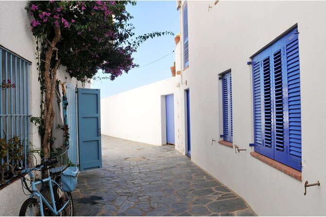 Boat Trip to Cadaqués from Roses with STOP 1:30h/2H/ in Cadaqués - Your 90 minutes in Cadaqués: self-guided means you should pre-pick your route