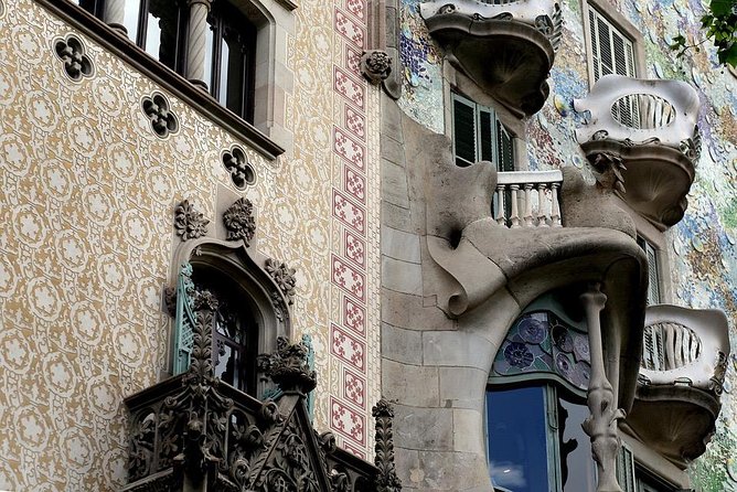 Casa Batlló: entrance tickets and smart guide - The audioguide setup, 15 languages and the handheld reality