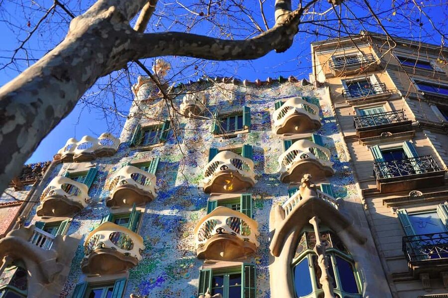 Casa Batlló First Access Insider Tour With Breakfast - Gaudí Dôme: the setup before the house