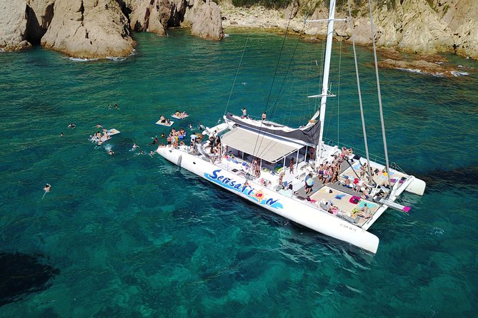 Catamaran ride -Costa Brava with barbecue and drinks. Familiar. - The onboard vibe: music, dancing, and an organized crew