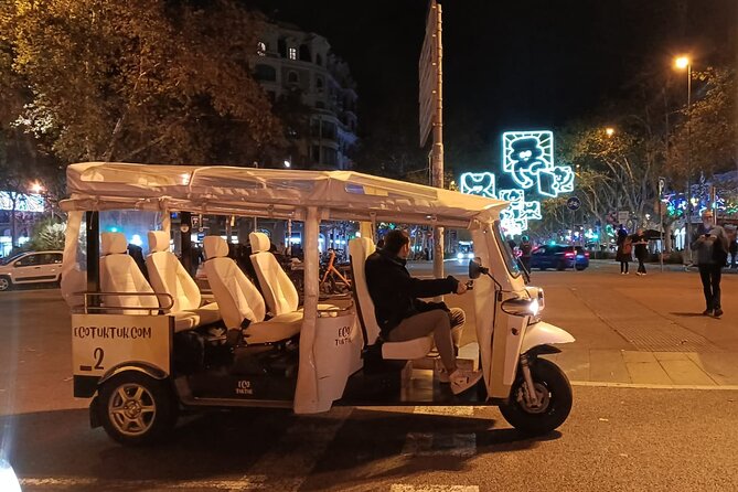 Christmas Lights Tour of Barcelona in Private Eco Tuk Tuk - Plaza de Urquinaona to Plaza de Catalunya: the big junction moments
