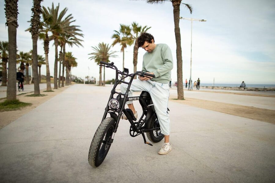 Comfortable E-Fatbike High-Lights Tour Barcelona - Parc de la Ciutadella to Arc de Triomf: a smooth opener that sets your rhythm