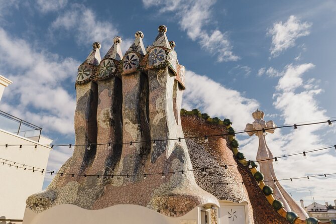 Complete Gaudi Tour: Casa Batllo, Park Guell & Sagrada Familia - The warm-up stop on Passeig de Gràcia: Casa Amatller