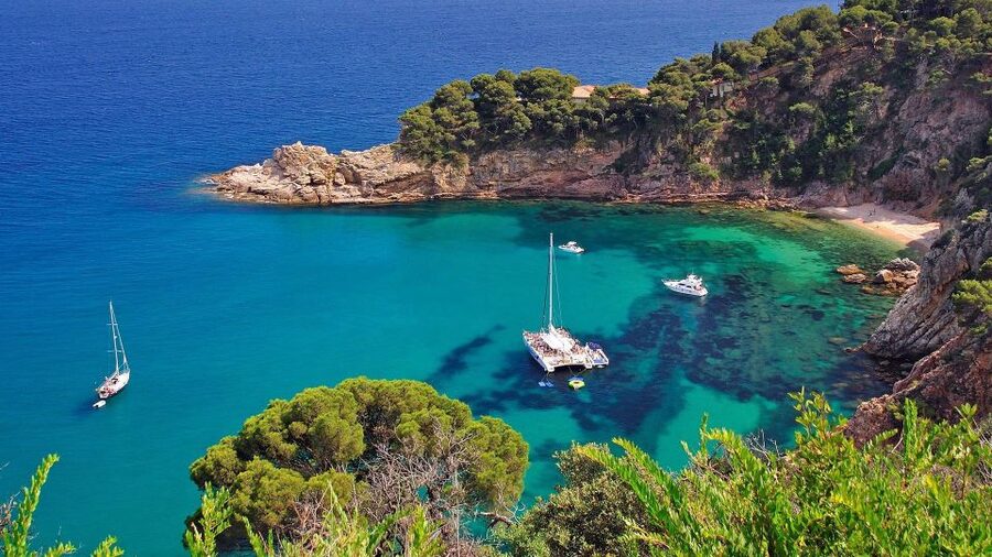 Costa Brava: Boat Ride and Tossa Visit with Hotel Pickup - Lloret de Mar: the easy start with a guided walk