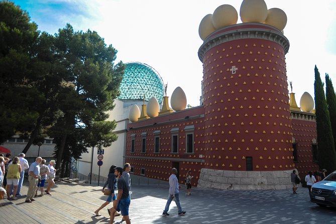Dali Museum, House & Cadaques Small Group Tour from Barcelona - Starting smart: the Dalí Theatre-Museum in Figueres
