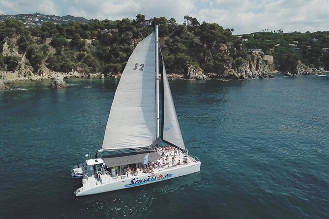 Departure in Catamaran young atmosphere at noon - Onboard life: huge boat energy, music, and how to get your spot