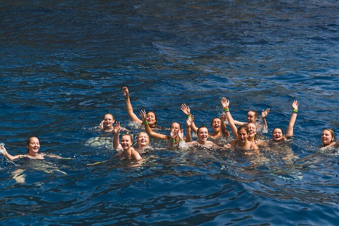 Departure in Catamaran young atmosphere at noon - Swim stop setup in the cove: springboard, masks, and the solarium net