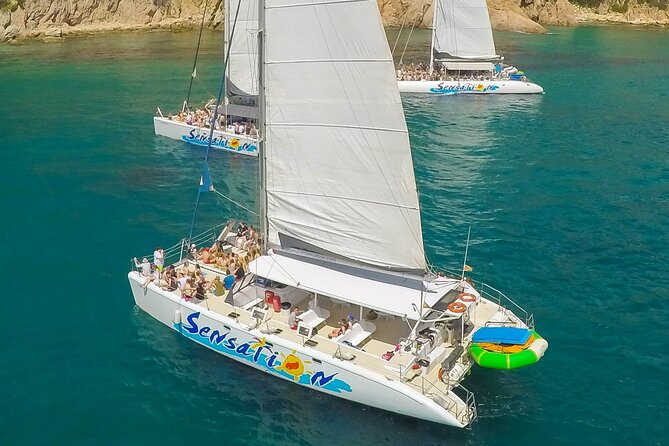 Departure in Catamaran young atmosphere at noon - Buffet-BBQ and drinks: good value, but quality can vary