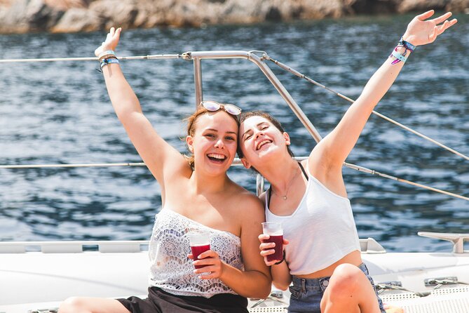 Departure in Catamaran young atmosphere at noon - Who should book, and who should skip this style of cruise