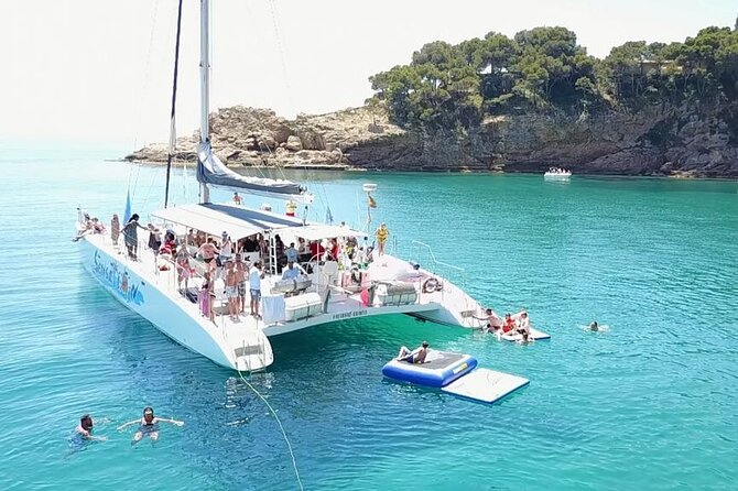 Departure in Catamaran young atmosphere at noon - Meeting in Lloret de Mar, and how the timing shapes the experience