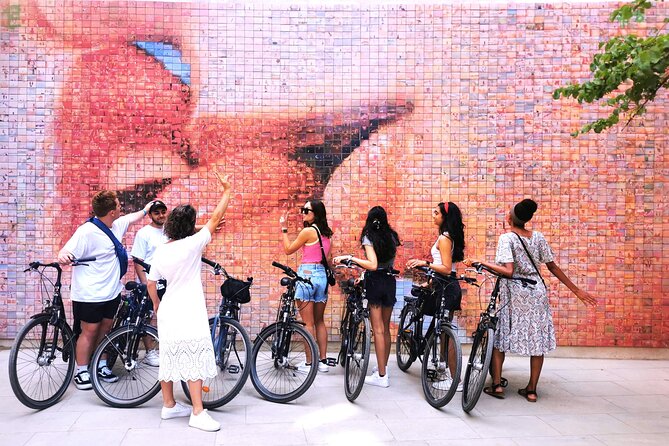 Eco-friendly Barcelona Bike Tour from a Local Perspective - Coffee break in the Gothic Quarter: a short stop that still matters