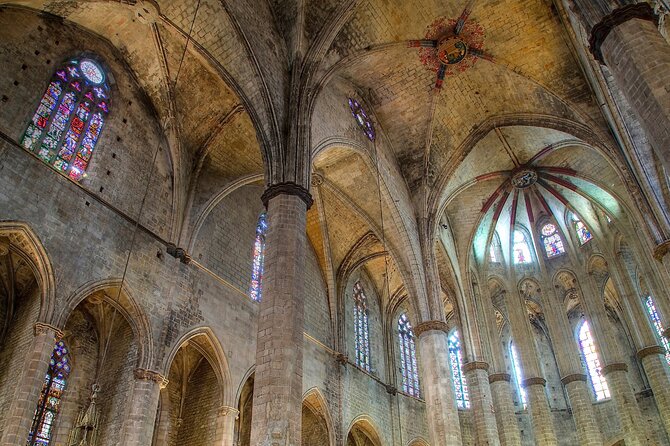 El Born: Santa Maria del Mar Tour with Exclusive Rooftop Views - Inside the basilica: what the 1 hour guided walk is really doing