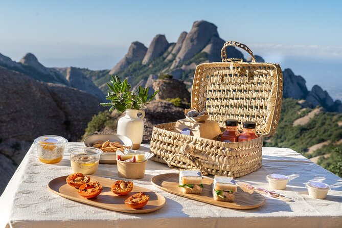 Elegant Private Picnic in Montserrat at 1100m Altitude - Walking up Montserrat to a 1100 m picnic view