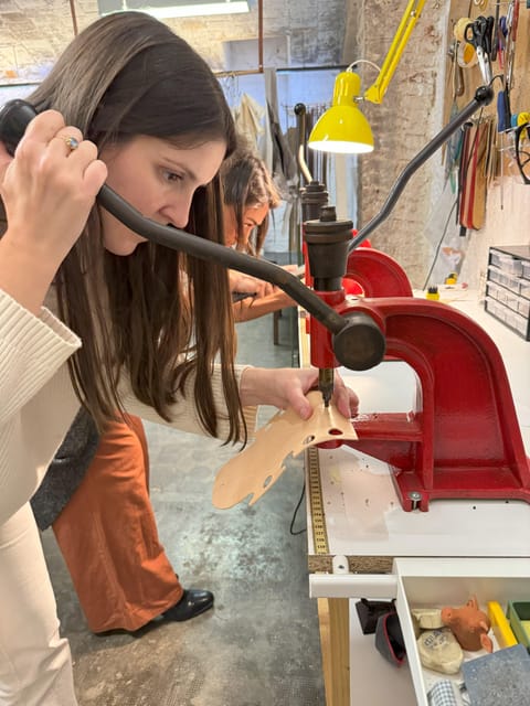 Experience in Leather Goods Workshop- Leather Accessory - Initials engraving: the small detail that makes it feel personal