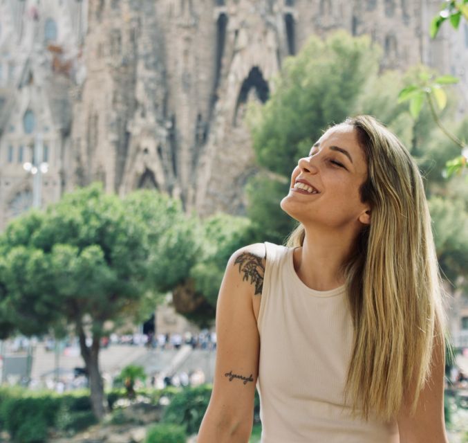 Explore Barcelona by Bike & Photo Shooting - Sagrada Família: photographing a moving crowd without losing your cool