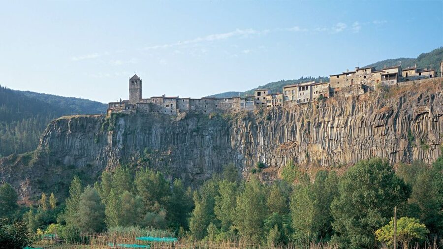 From Barcelona: Besalú & Medieval Towns Tour w/ Hotel Pickup - Besalú: Romanesque bridge, medieval architecture, and the Jewish community story