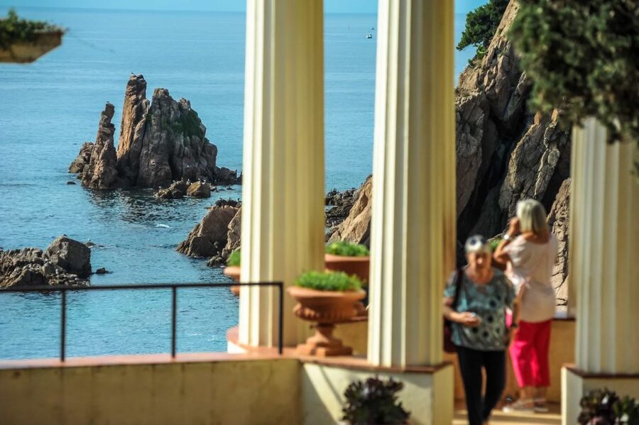 From Barcelona: Costa Brava Day Tour with Lunch - Blanes Botanical Gardens: Exotic Plants With Ocean Views