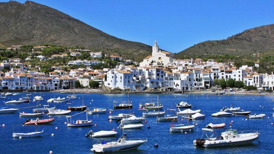 From Barcelona: Dalí Triangle and Cadaques Tour - Figueres on foot, where Dalí’s story actually begins