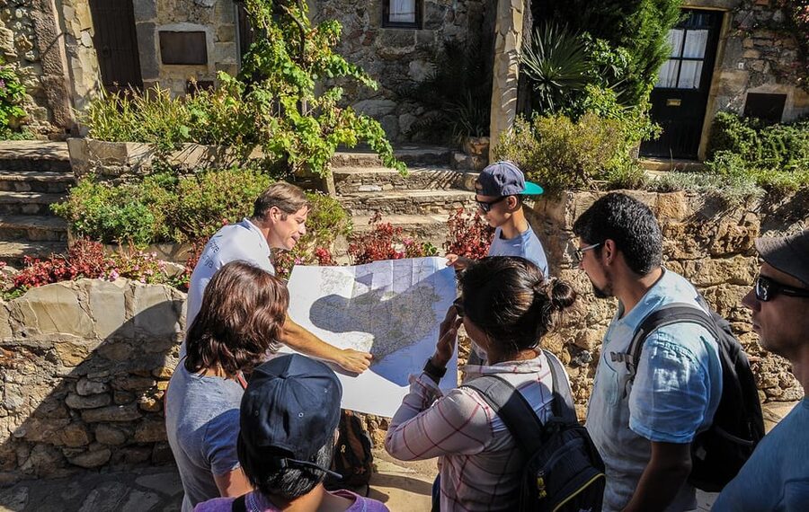 From Barcelona: Girona and Costa Brava Day Tour - The best kind of free time: 60 minutes to wander Girona on your terms