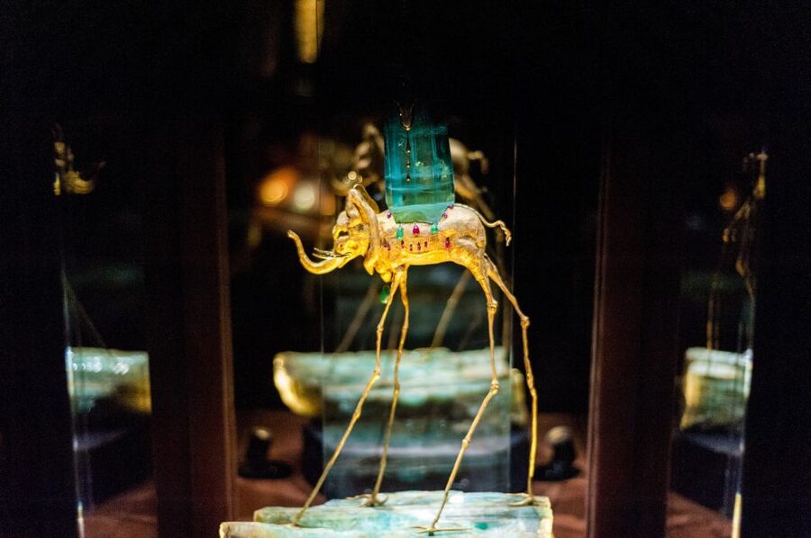 From Barcelona: Girona Guided Tour & Dalí Museum in Figueres - Onyar River photo stops and the pastel-house payoff
