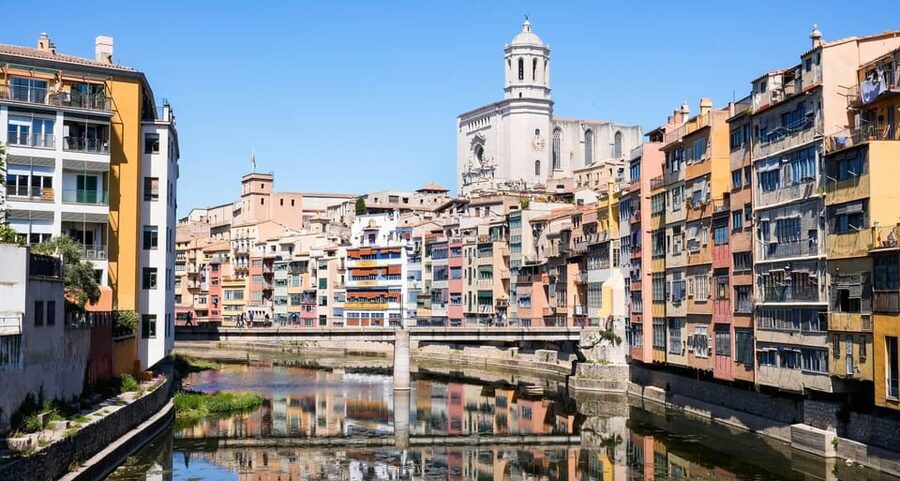 From Barcelona: Girona Guided Tour & Dalí Museum in Figueres - From Barcelona Nord to Girona: the bus ride as a breather