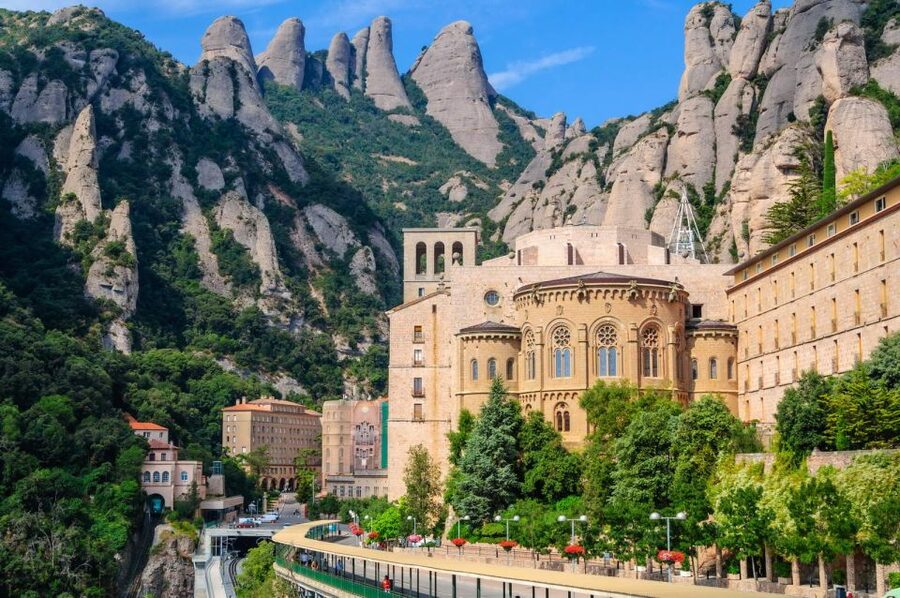 From Barcelona: Montserrat Private Day Trip With Pickup - Price and logistics: what $400 per person is buying you