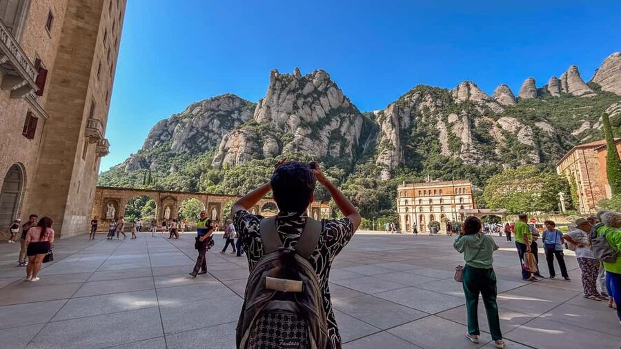 From Barcelona: Montserrat Tour, Rack Railway & Licor Taste - Getting to the meeting point: Estación de Francia is the key