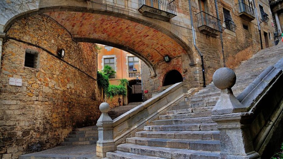 From Barcelona: Private Medieval Girona Half-Day Tour - Entering Girona’s medieval lanes and the Jewish Quarter route