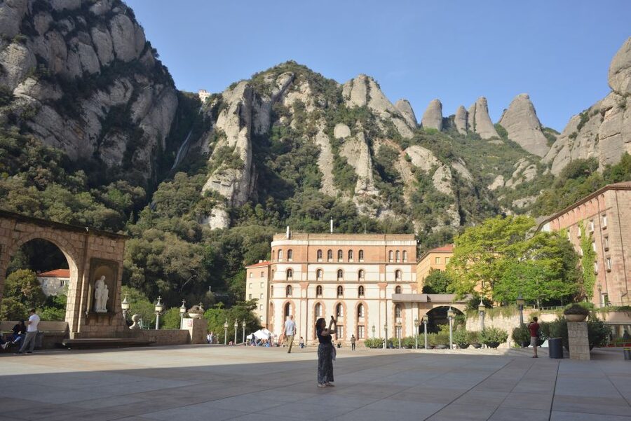 From Barcelona: Private Montserrat and Boutique Winery Tour - Penedès boutique winery: field tour and a three-part tasting with wine and cava