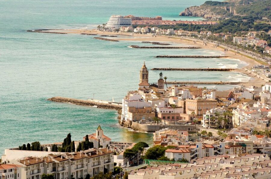From Barcelona: Tarragona & Sitges Full Day Tour with Pickup - San Sebastián Beach free time: where to spend your hour of freedom