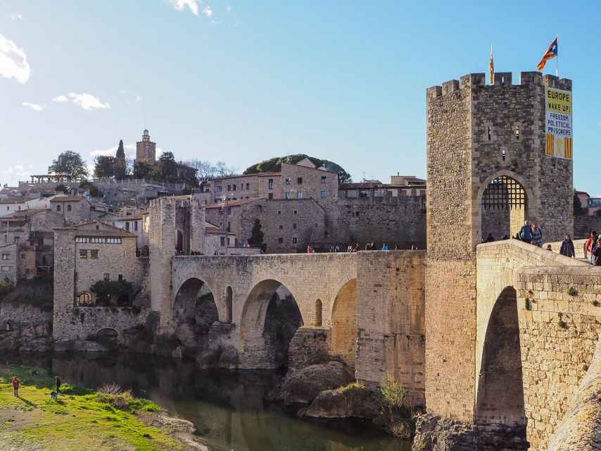 From Girona: Besalú, Banyoles & Historical Garrotxa Day Trip - Castellfollit de la Roca: Why This Basalt Cliff Village Feels Unreal