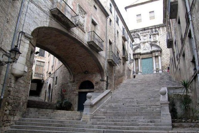 Game Of Thrones Walking Tour in Girona - Meeting at Plaça de Sant Feliu, then getting right into it