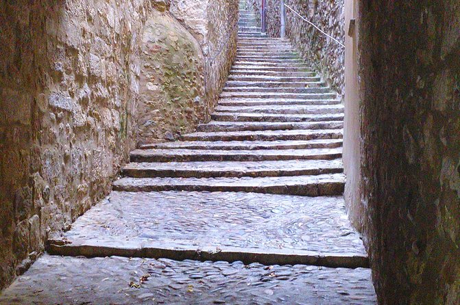 Game Of Thrones Walking Tour in Girona - Carrer Ferran el Catolic and the Arabian bathing complex connection