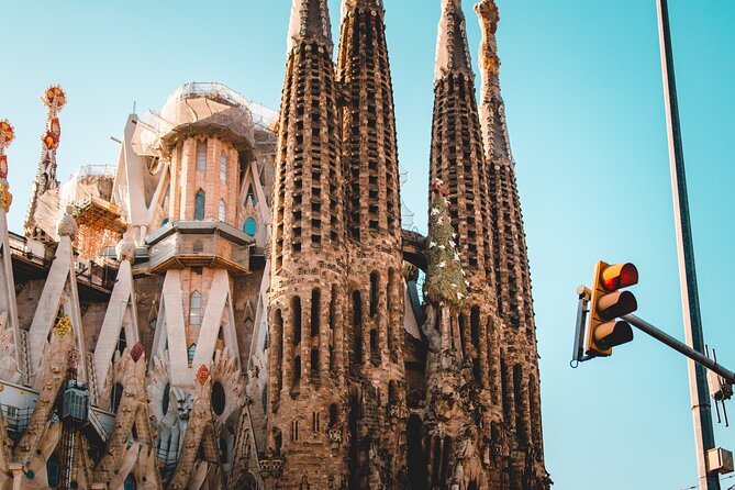 Gaudi and La Sagrada Familia Exterior Self-Guided Audio Tour - How the audio tour works: mobile ticket, maps, chapters, and two languages