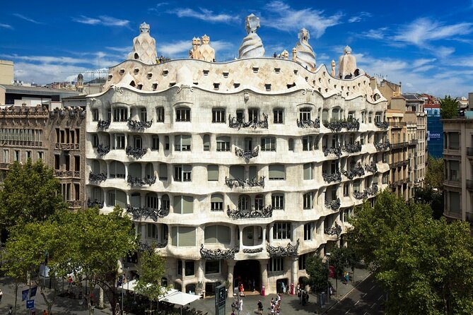 Gaudi Guided Tour: Casa Batllo, La Pedrera & Casa Vicens - Casa Batlló: The Hour That Shapes the Whole Gaudí Picture