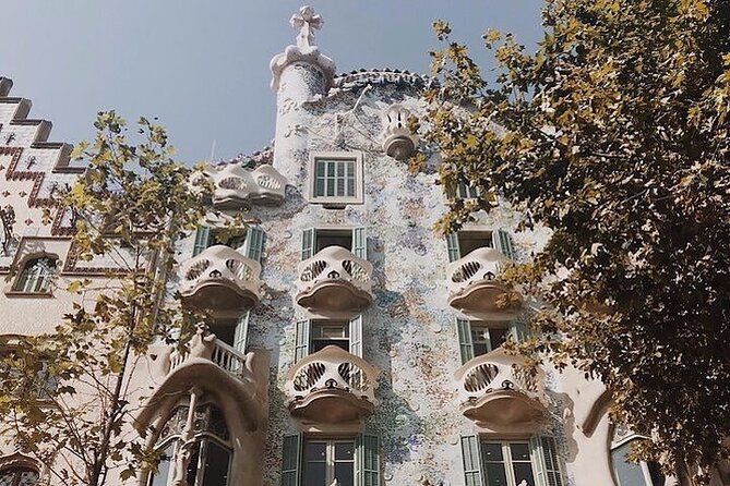 Gaudi Masterpiece: Casa Batlló with Expert Guide and STL Tickets - The Batlló Family Threads and the Dali Connection