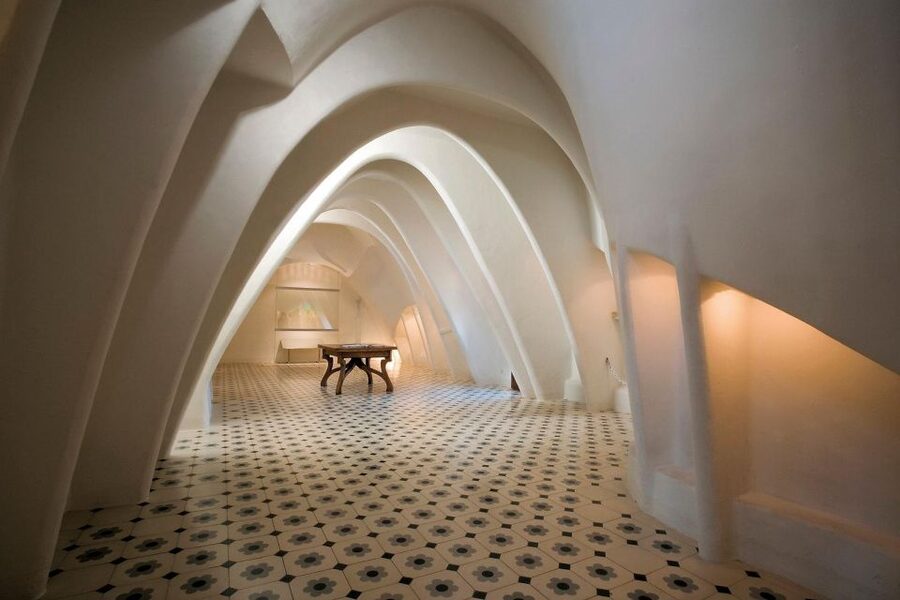 Gaudi's legacy. Exclusive tour to Park Güell and Casa Batlló - Metro time to Passeig de Gràcia: the local shortcut that feels like Barcelona