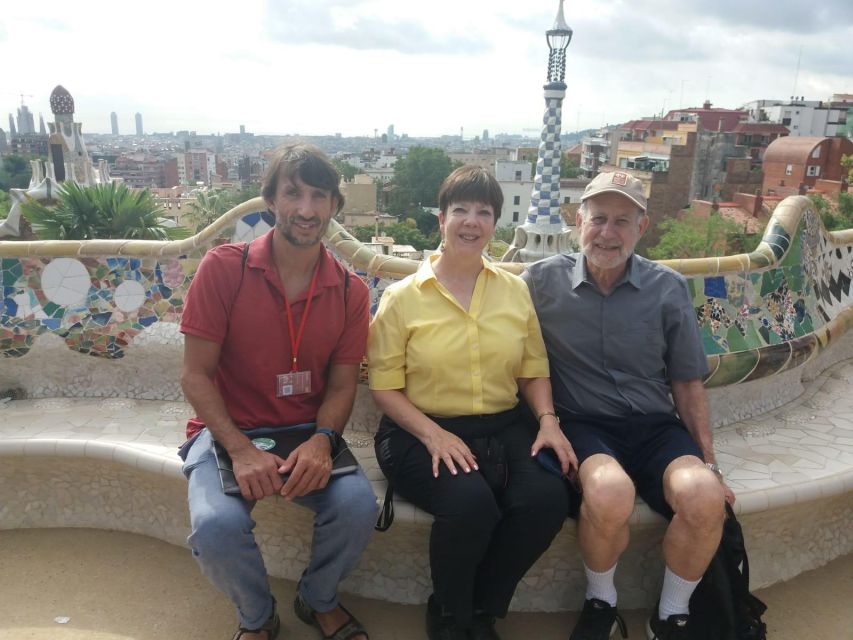 Gaudi's legacy. Exclusive tour to Park Güell and Casa Batlló - Casa Batlló at street level: undulating façade and Modernisme thinking
