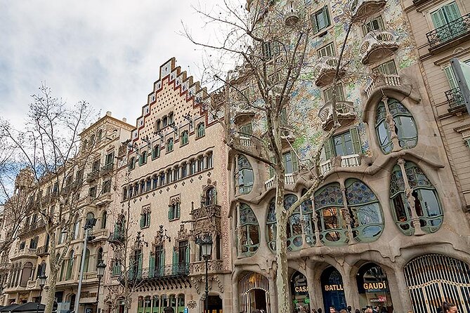 Gaudi & Sagrada Familia Donation-Based Tour in English - Palau Güell: a fast look at the family behind the fantasy