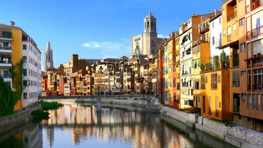 Girona and Figueres Full-Day Tour with Hotel Pick Up - Getting picked up in Barcelona and settling into the day