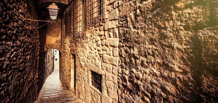Girona: Game of Thrones Small Group Tour - Call Jueu Lanes: Narrow Streets, Jewish Quarter Architecture, and Story Connections