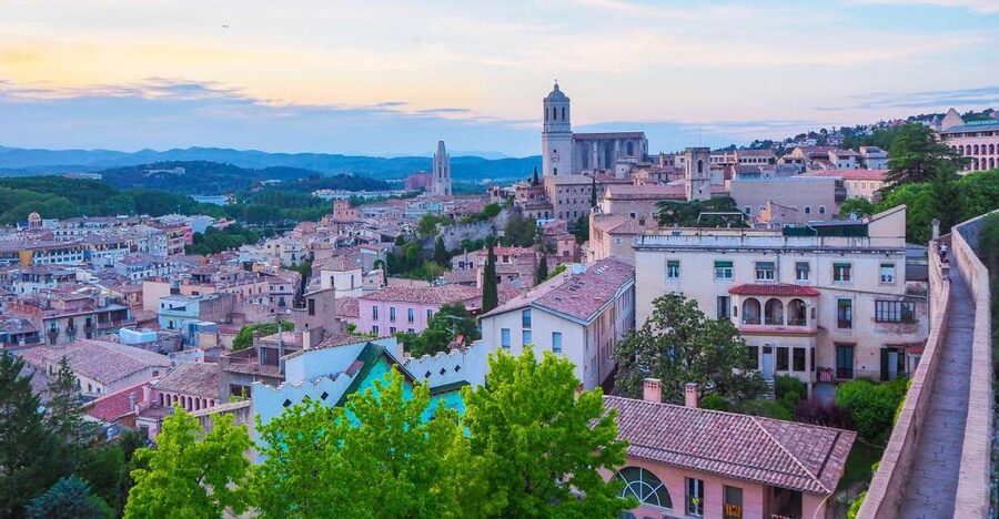 Girona: Guided 2-Hour Walking Tour with Food Tasting - Getting Oriented at the Meeting Point Near the Newsagents