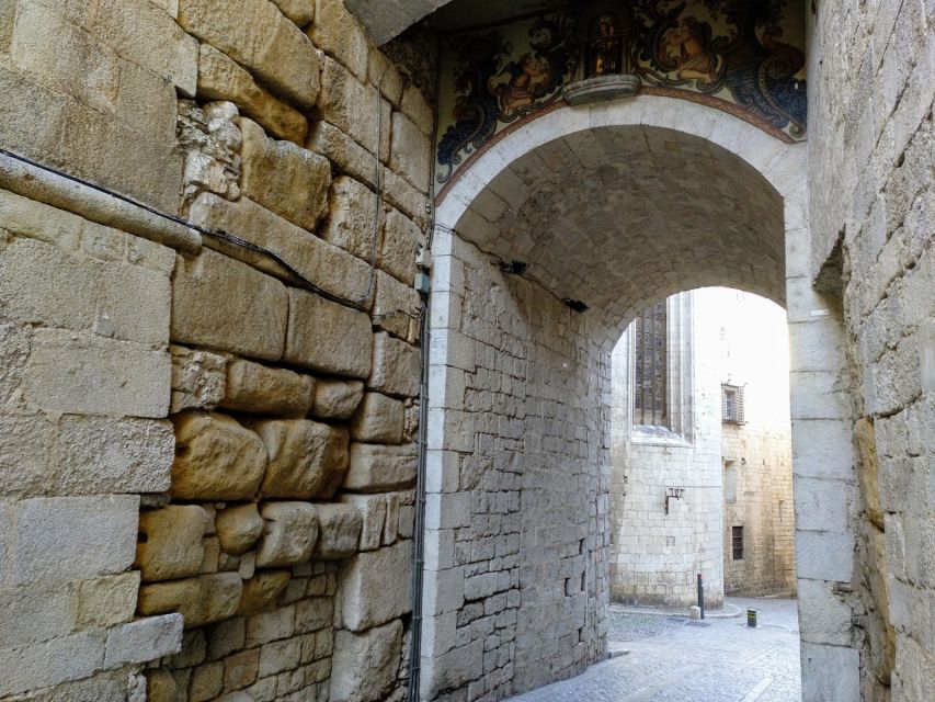Girona: History and Gastronomy Small Group with Tastings - The tasting at the end: wines from Empordà and Girona’s favorite products