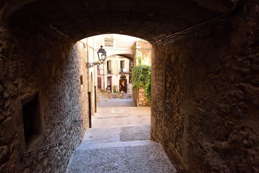 Girona: Self-guided Audio City Tour on Your Phone - Air-raid shelter and Arab Baths: stories behind the less obvious stops