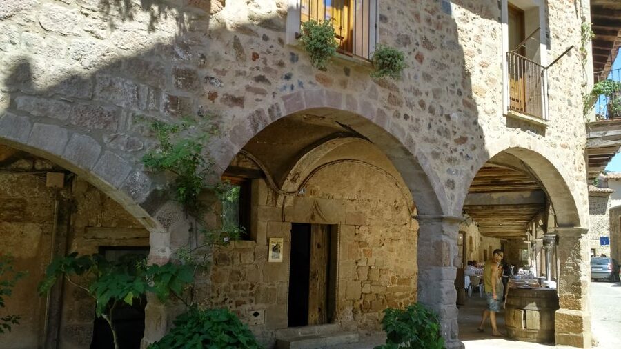 Girona: Volcano Area, Besalú, and Banyoles Lake Tour - A day around Girona that actually changes scenery