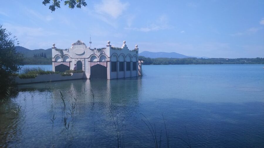 Girona: Volcano Area, Besalú, and Banyoles Lake Tour - Santa Pau lunch and guided tour: castle and church in a volcanic village