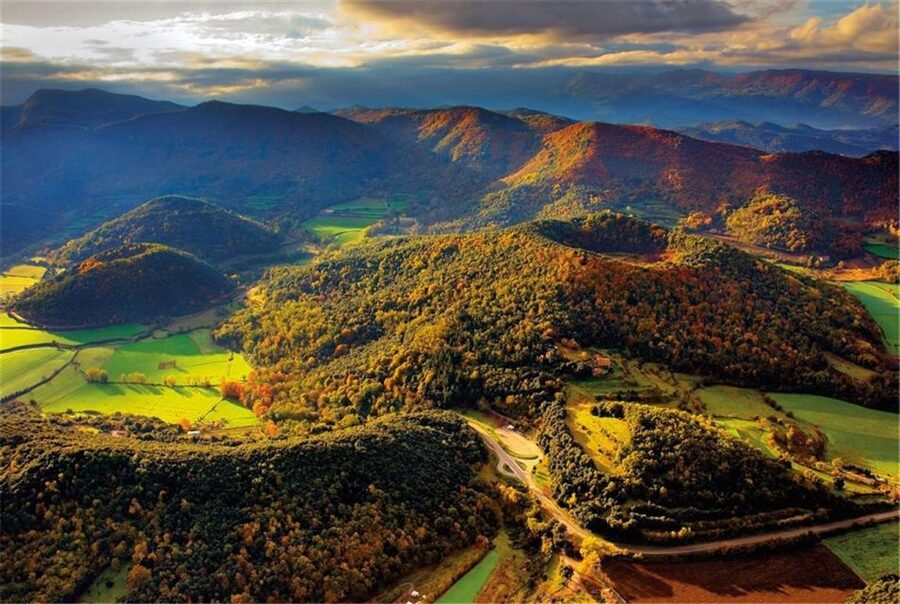 Girona: Volcano Area, Besalú, and Banyoles Lake Tour - Getting to the start point and out of Girona without stress