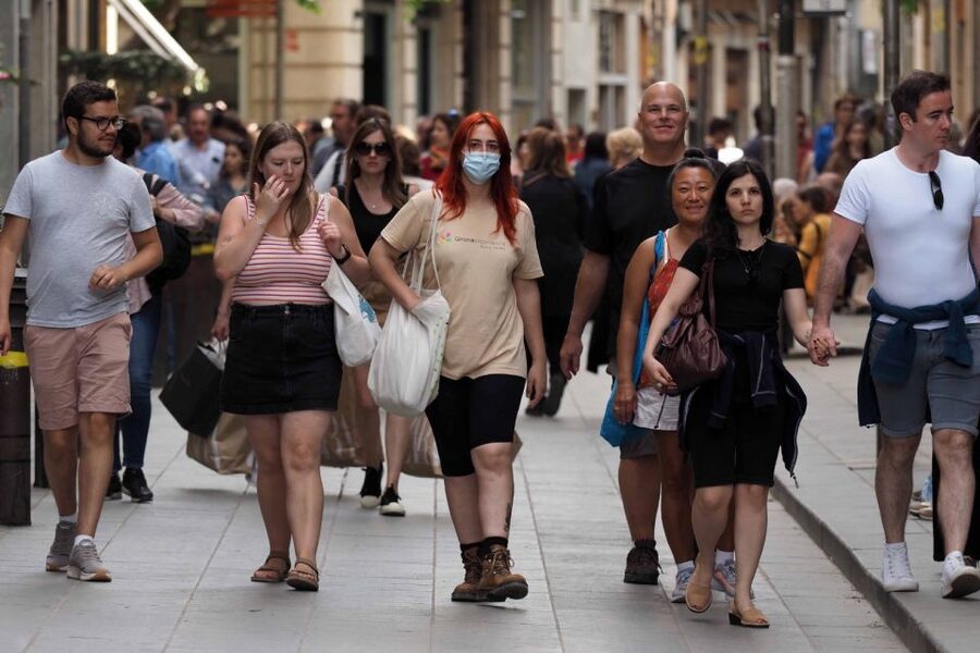Girona Walking Tour + Main Monuments - Starting at Plaça de Sant Feliu and getting your bearings in Barri Vell